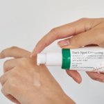 ⁦AXIS-Y Dark Spot Correcting Glow Serum - 50 ml⁩ - الصورة ⁦2⁩